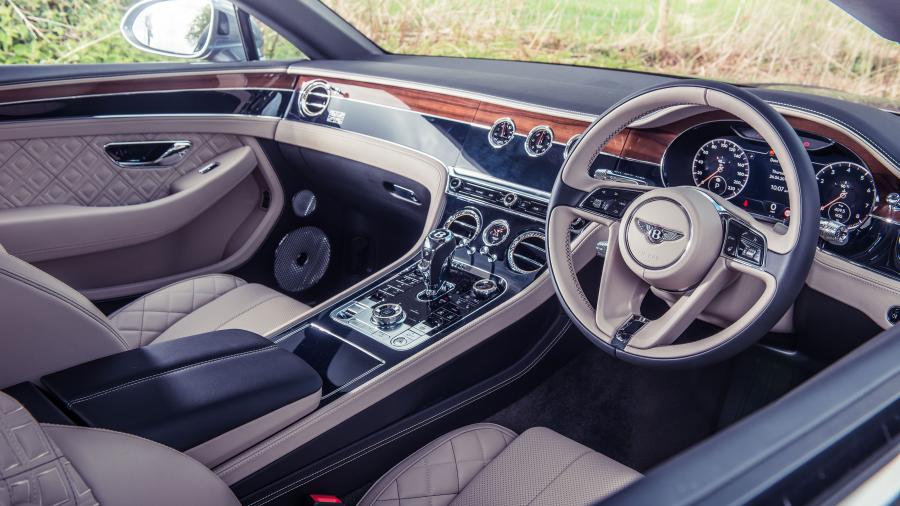 Интерьер Bentley Continental GT 2018 года  (UK) (фото 32 из 40)